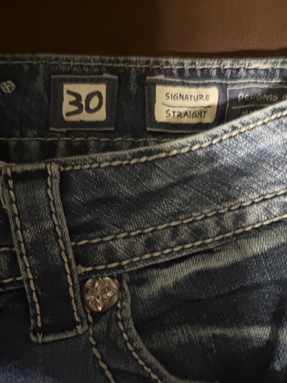 Miss Me signature Straight leg Jeans in Blue Wash Size 30 with an inseam of 31 - Picture 3 of 6